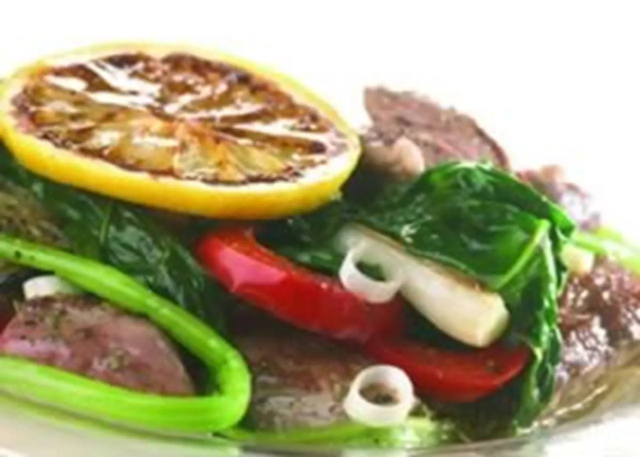 recipe image Gewokt lamsvlees op zijn Grieks met paprika en bladspinazie