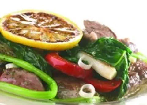 recipe image Gewokt lamsvlees op zijn Grieks met paprika en bladspinazie