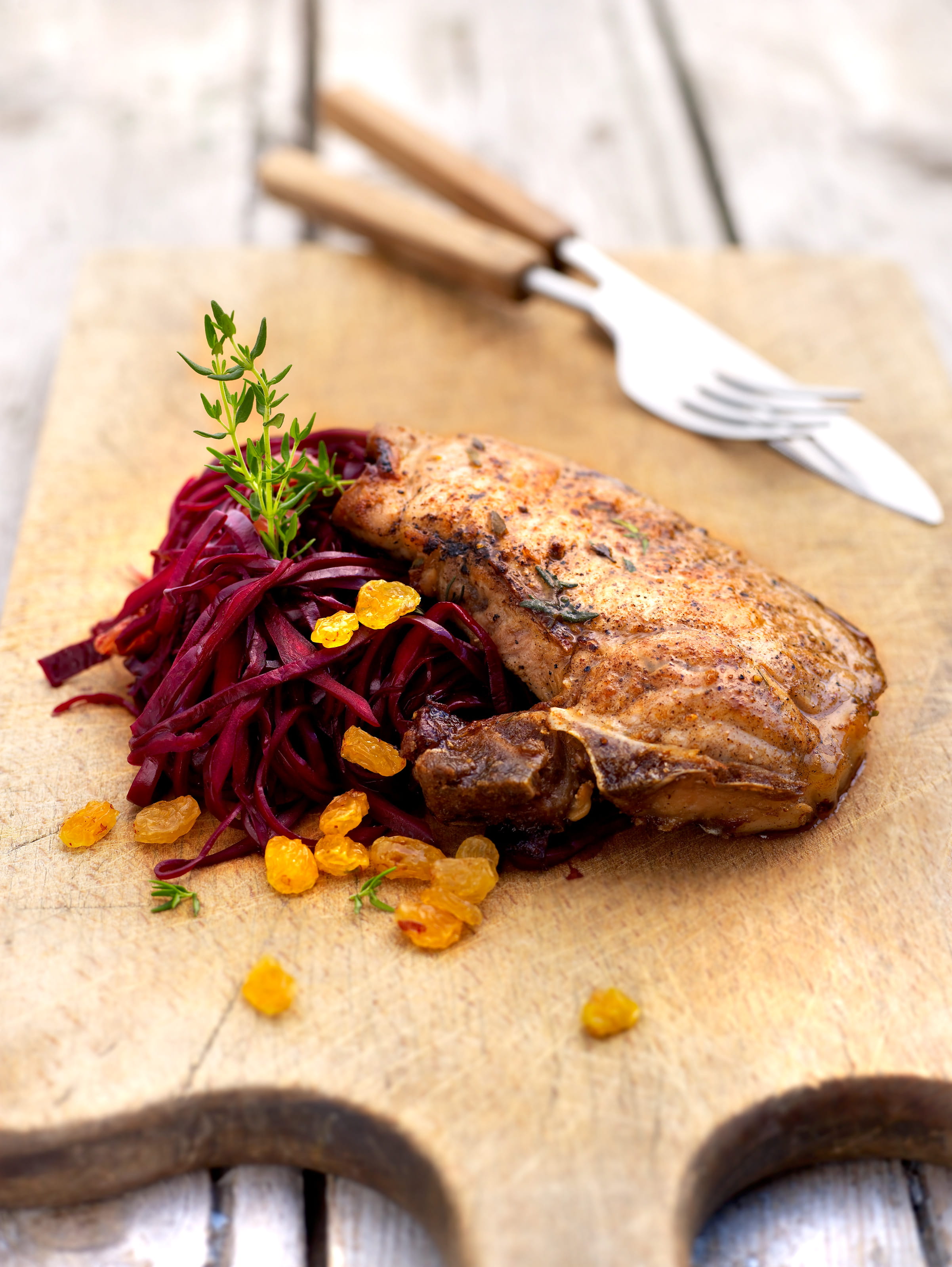 recipe image Zoet slaatje met gegrilde varkenskotelet