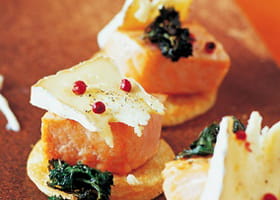 recipe image Blini's met verse zalm, camembert, rode peper en een limoensausje