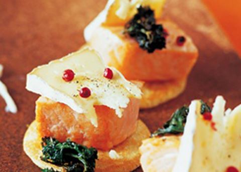 recipe image Blini's met verse zalm, camembert, rode peper en een limoensausje