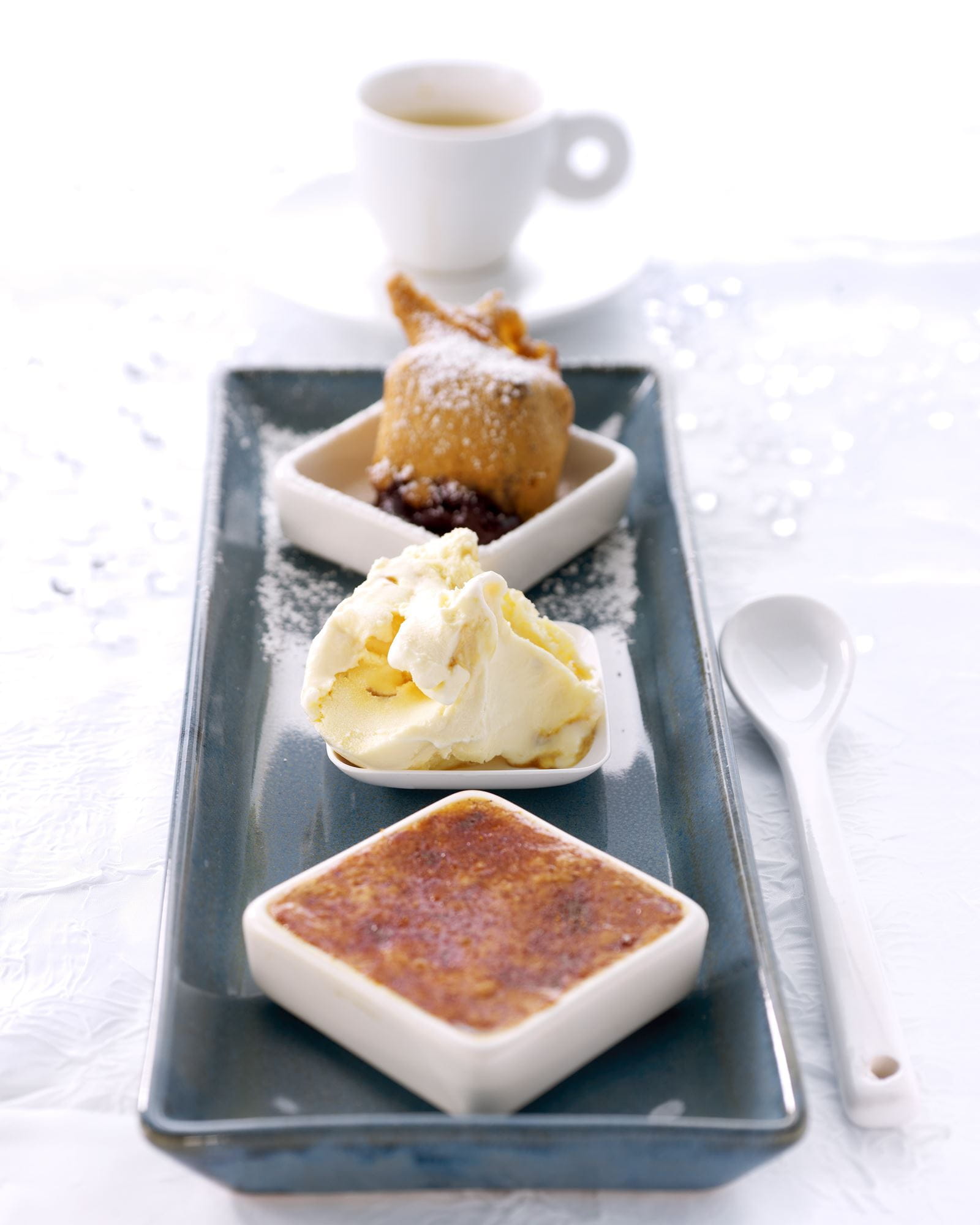 recipe image Crème brûlée van Nutella, chocoladebeignets en pecan-karamelijs