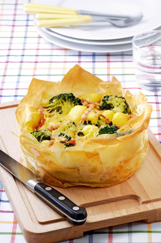 recipe image Broccolitaart van filodeeg met krielaardappeltjes en ham