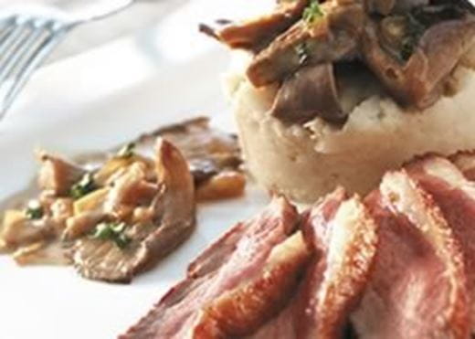 recipe image Eendenborst met cantharellen en puree van knolselderij