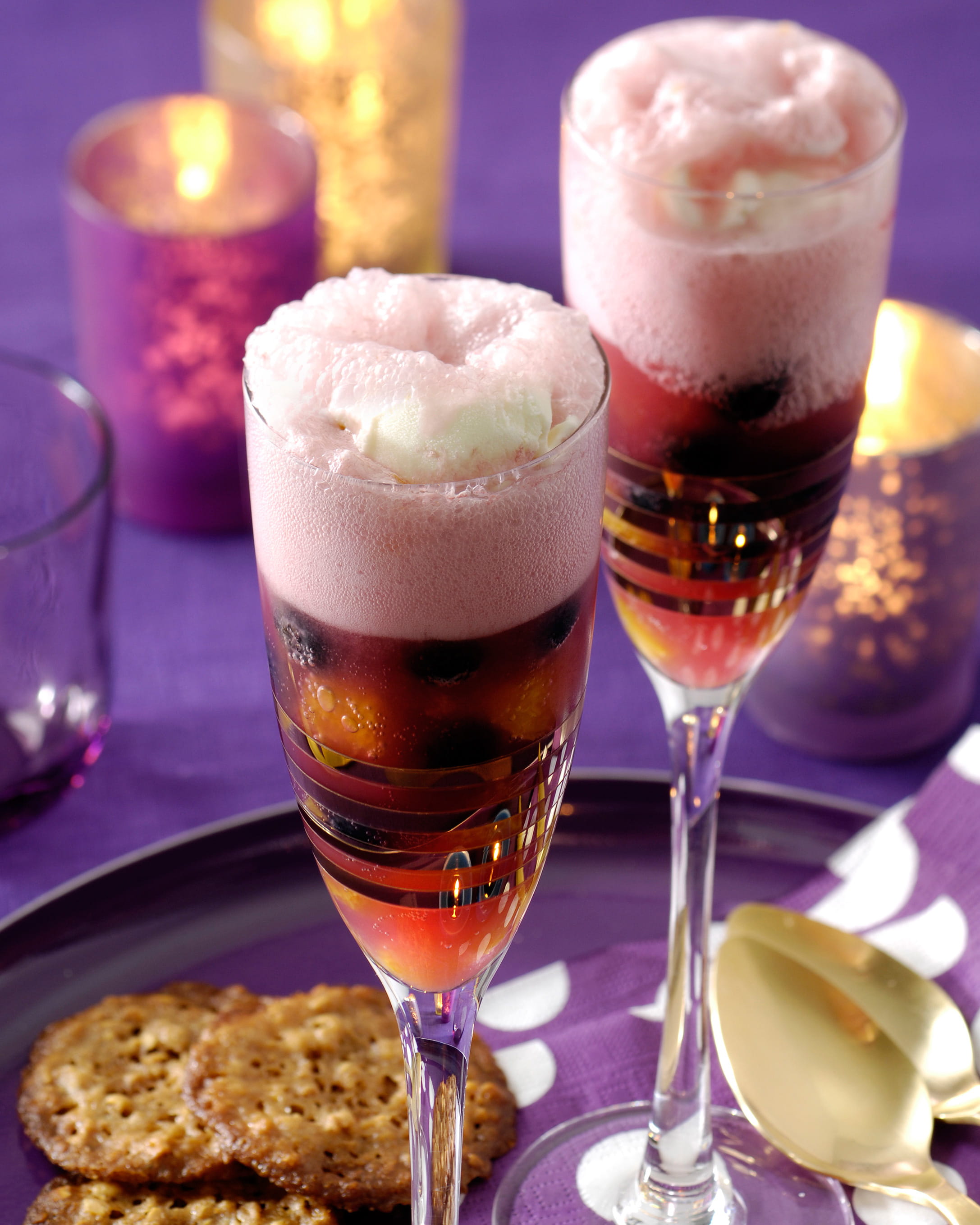 recipe image Kir 'speciaal' met slagroomijs, sinaasappel en blauwe bessen