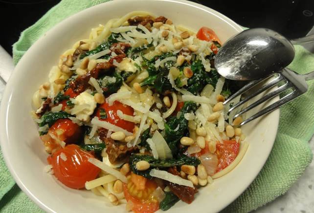 recipe image Vegetarische Vijftien minuten  pasta met spinazie, tomaat, feta  en basilicum