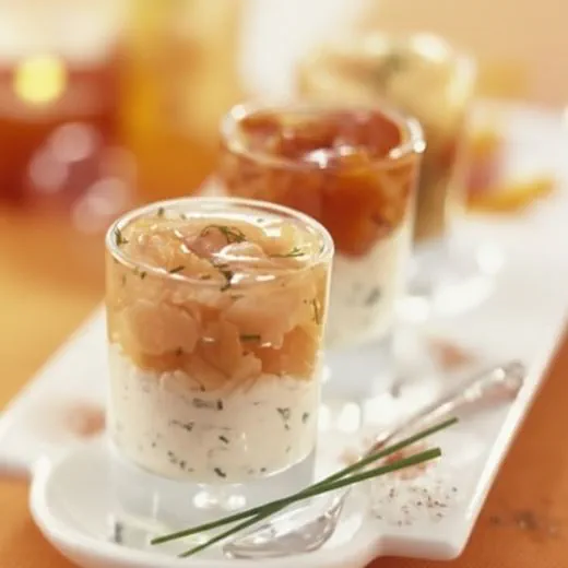 recipe image Glaasjes van gerookte zalm en mousse van verse kaas met kruiden