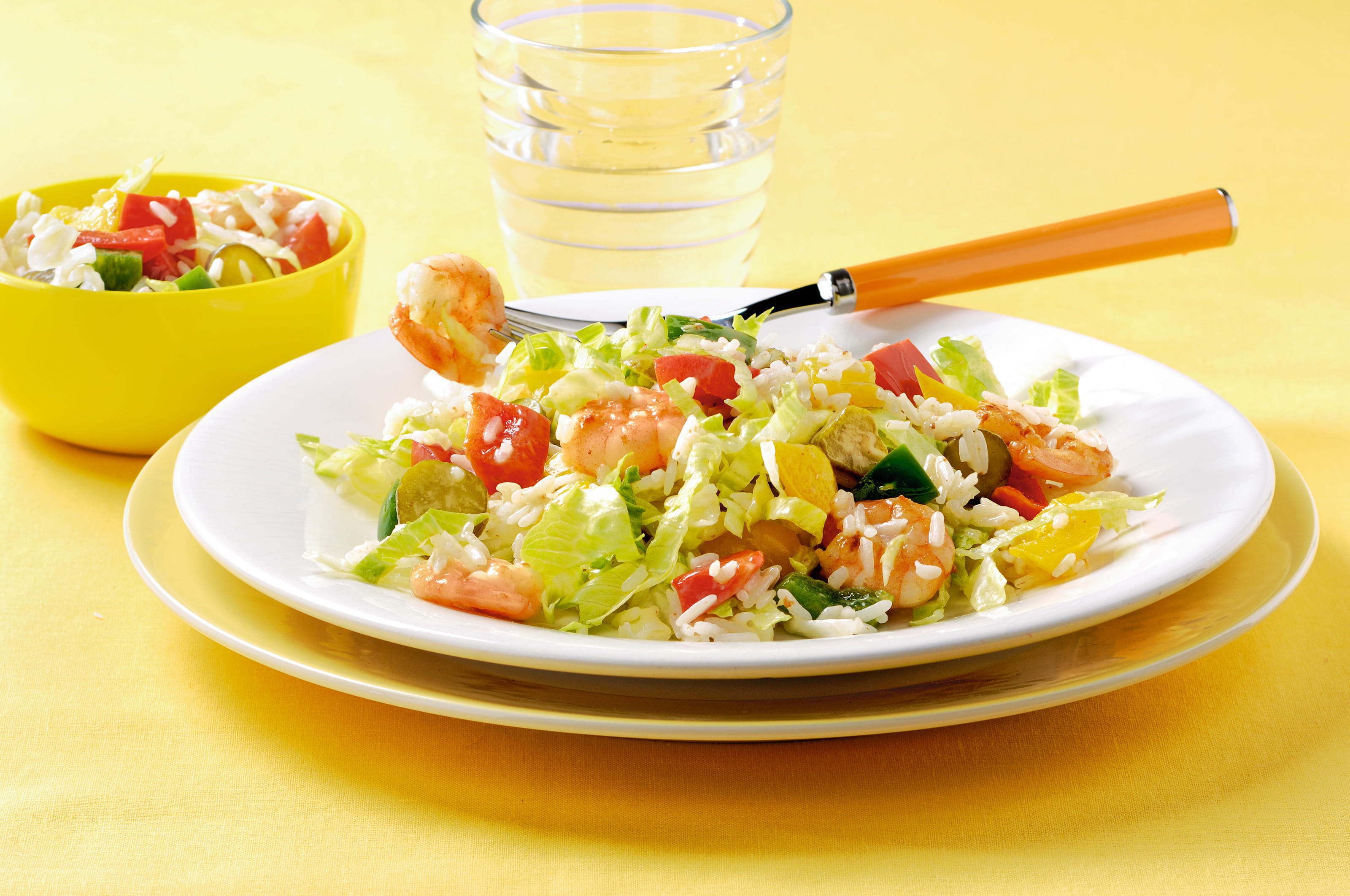 recipe image Paprika-rijstsalade met ijsbergsla en garnalen