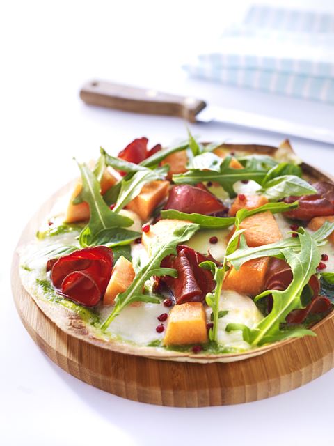 recipe image Pizza met meloen, mozzarella, bresaola en basilicumcoulis