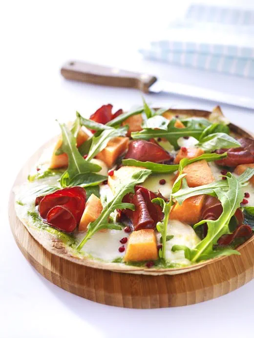 recipe image Pizza met meloen, mozzarella, bresaola en basilicumcoulis