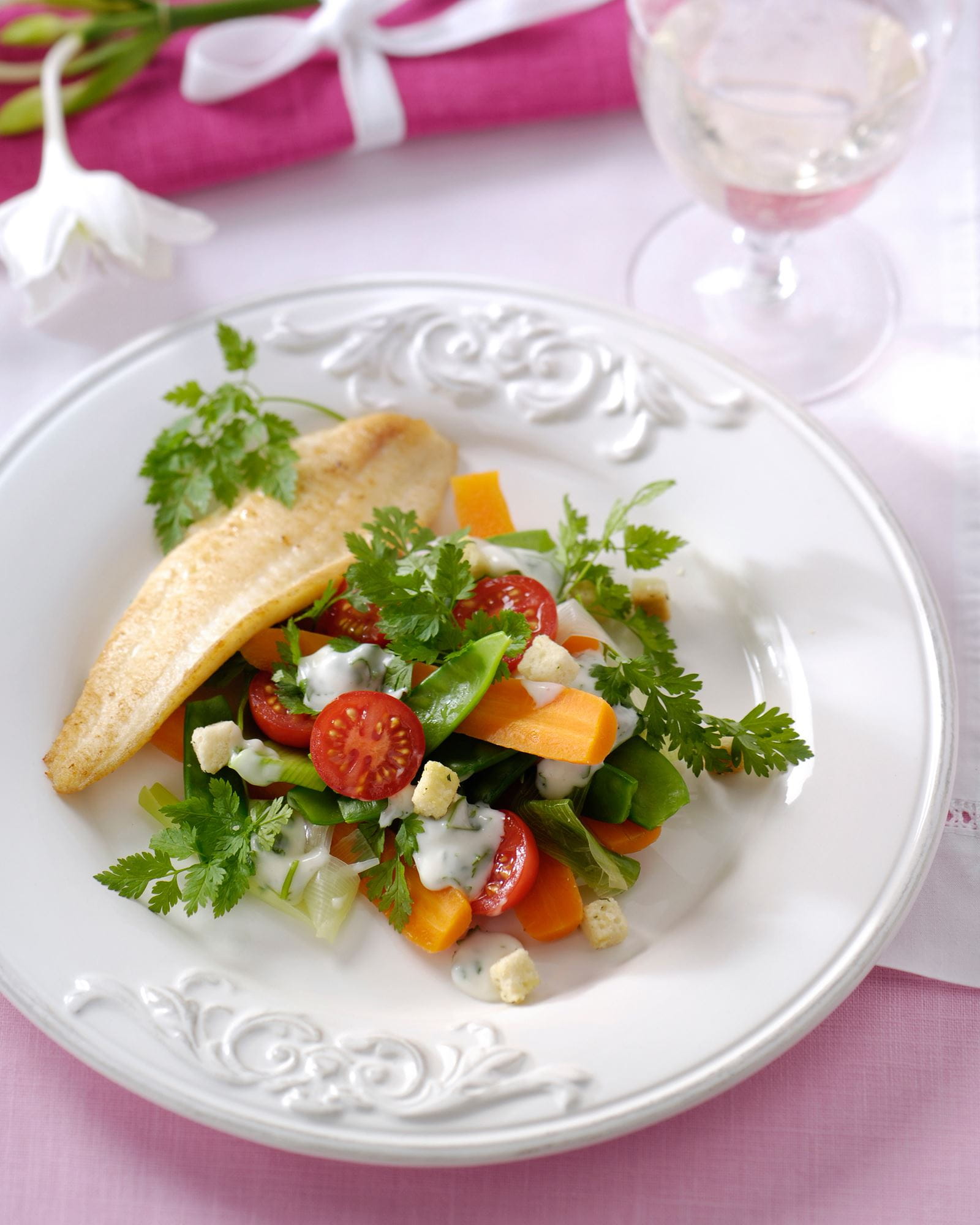 recipe image Salade van knapperige voorjaarsgroente met gebakken tongfilet en kerveldressing