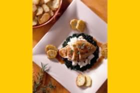 recipe image Krokant gebakken parelhoen op een bedje van spinazie en peren