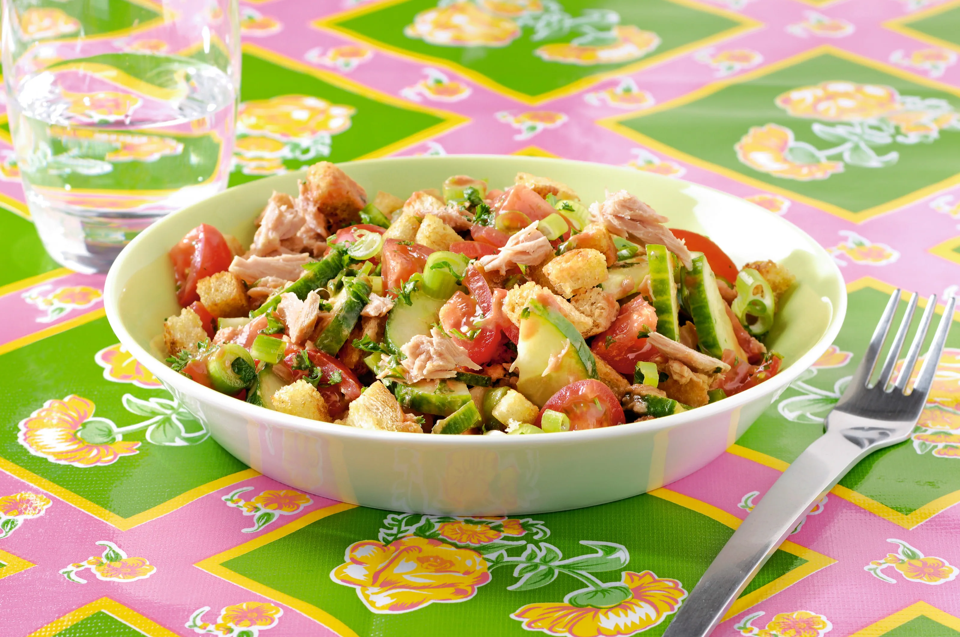 recipe image Tonijnsalade met komkommer, tomaat, kruiden en brood
