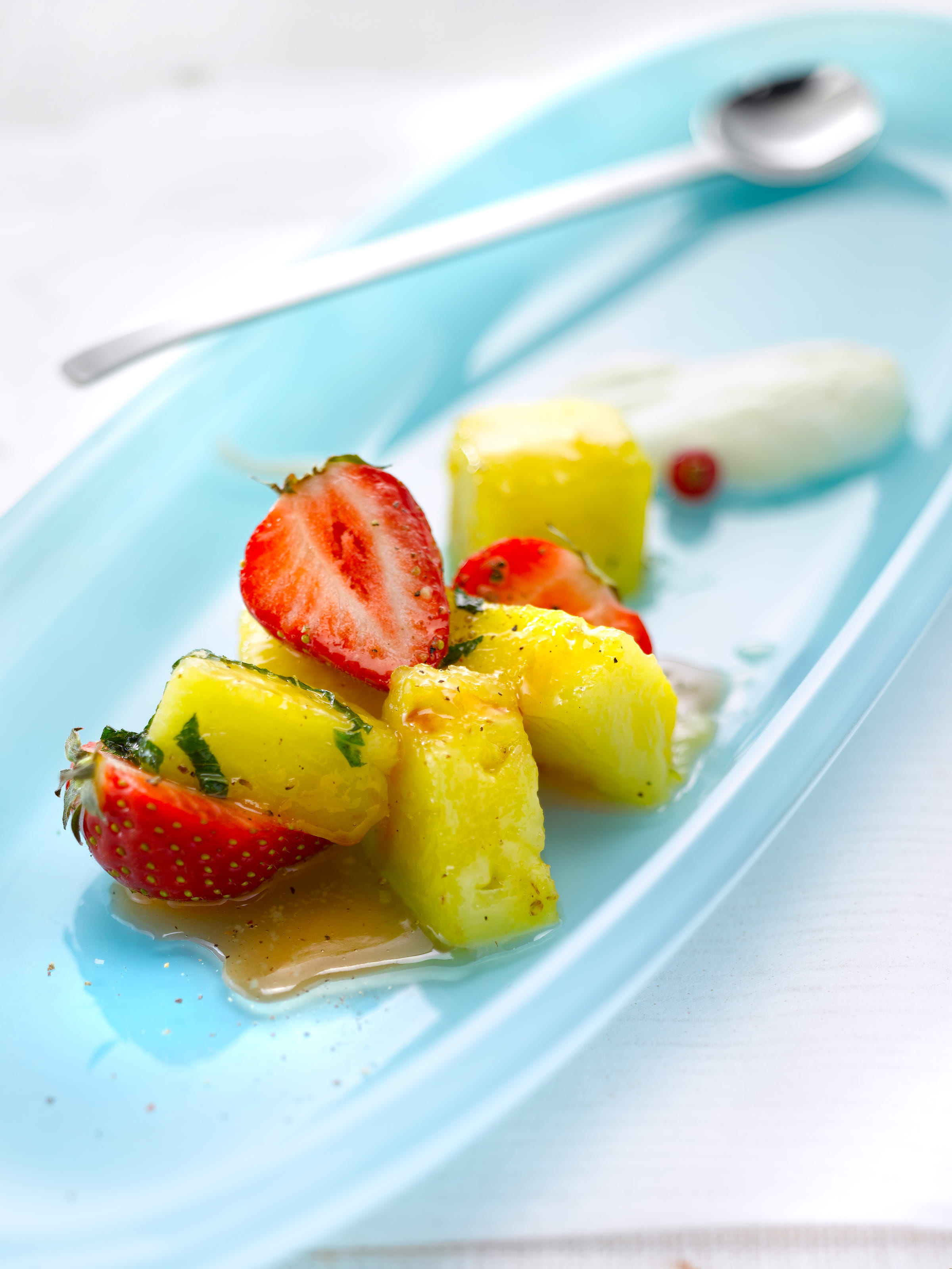 recipe image Gepeperde aardbeien met gebakken ananas