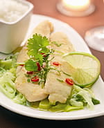 recipe image Gebakken pangasiusfilets met prei in roomsaus en pikante chili-vinaigrette