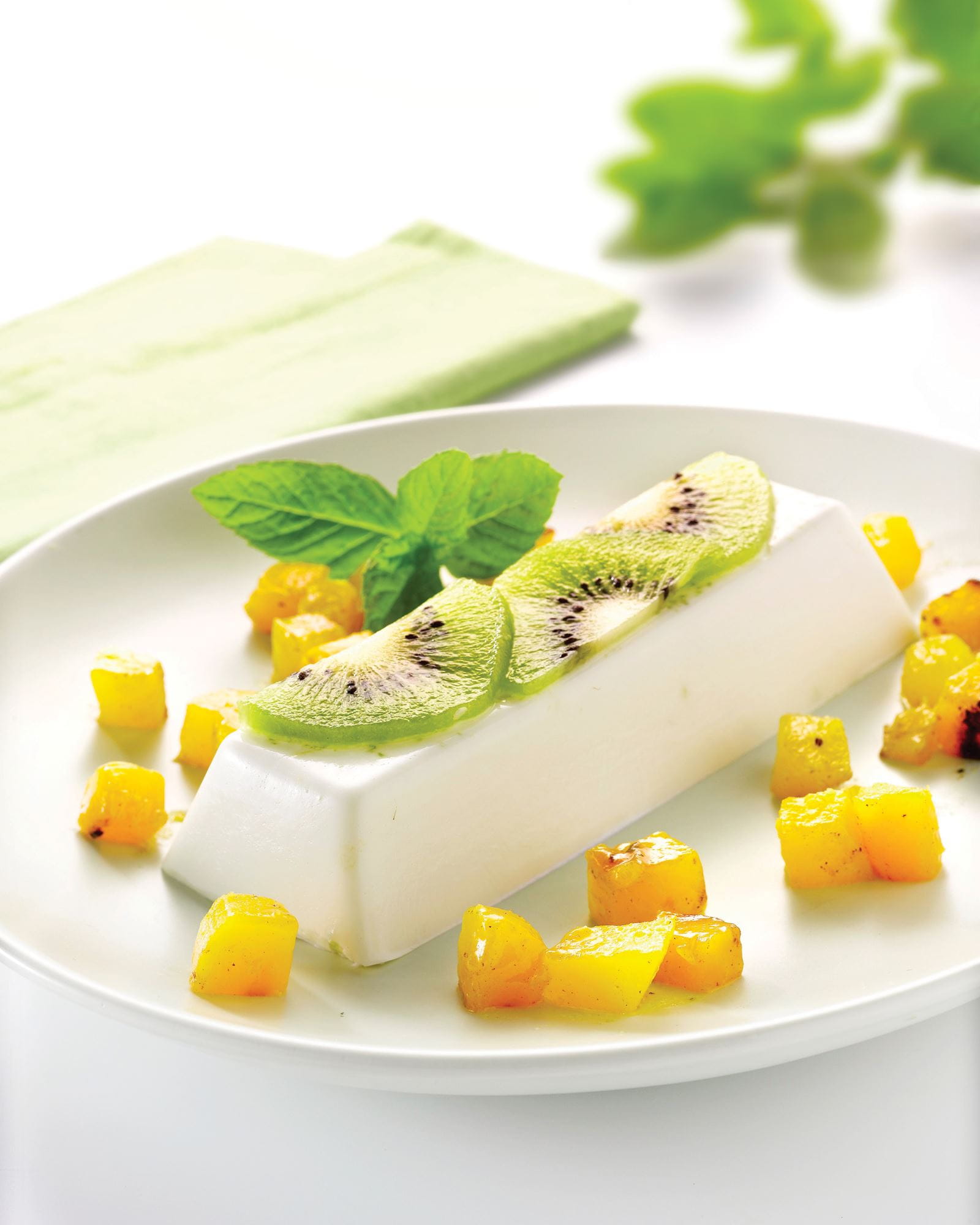 recipe image Panna cotta van kokosmelk met mango en kiwi