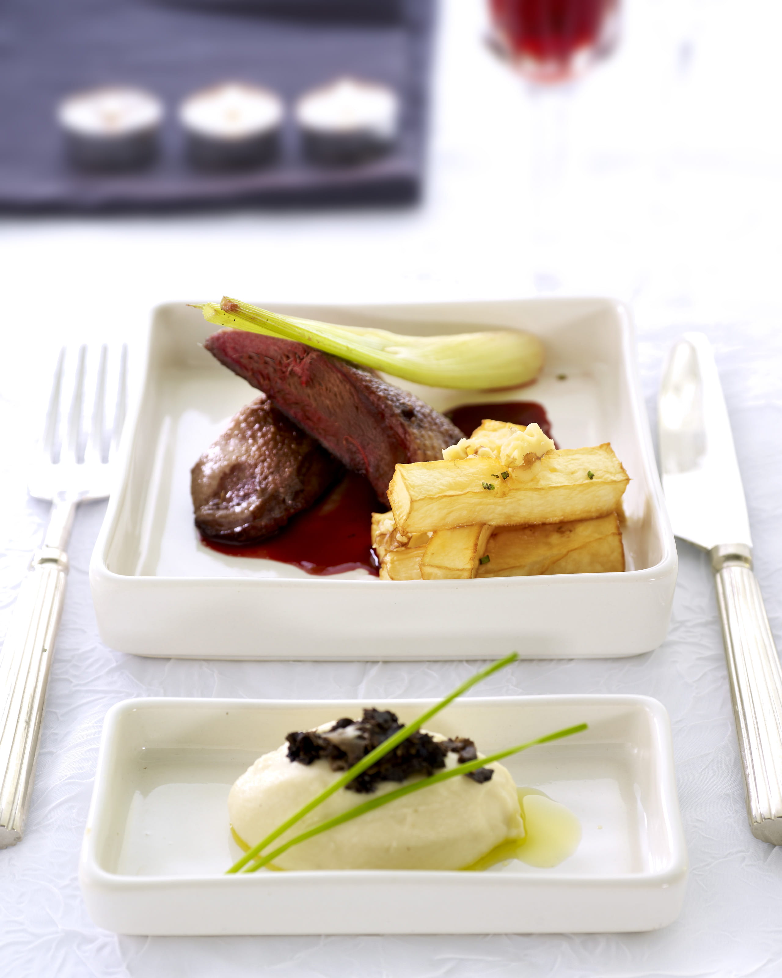 recipe image Gebraden eend, pastinaakmousse met truffel & frietjes van knolselder met noten