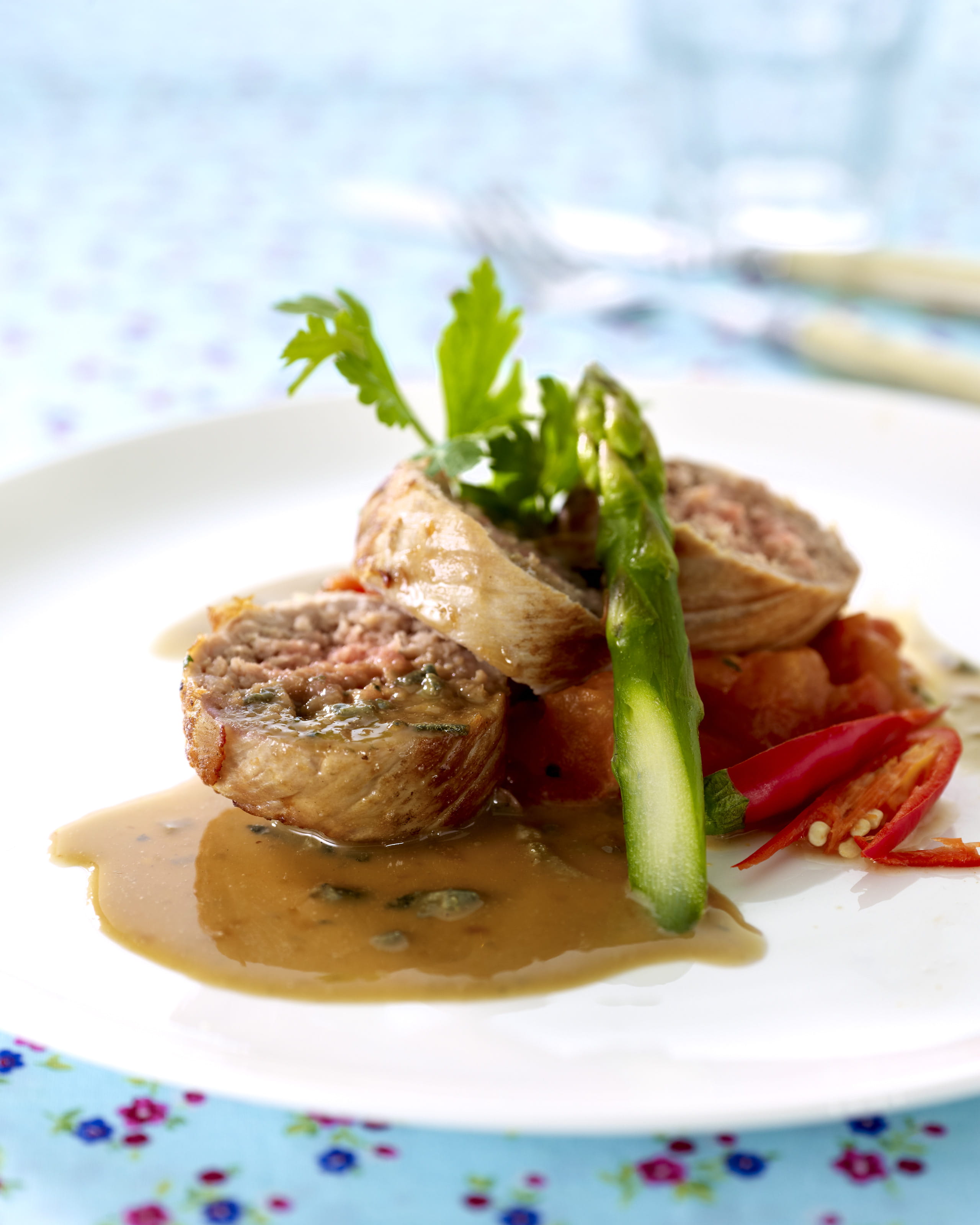 recipe image Blinde vink van kalfsvlees met Roquefort, sausje van verse tomaten en pepers