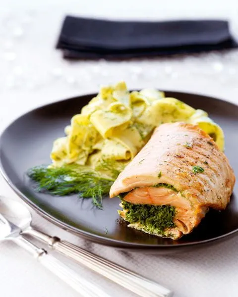 recipe image Zalmrollade met spinazievulling en dilleroomsaus