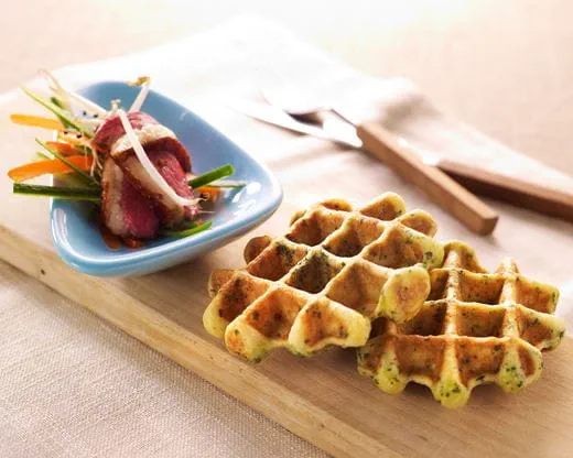 recipe image Gezouten wafels met spinazie, krokante sla en gerookte eendenfilet