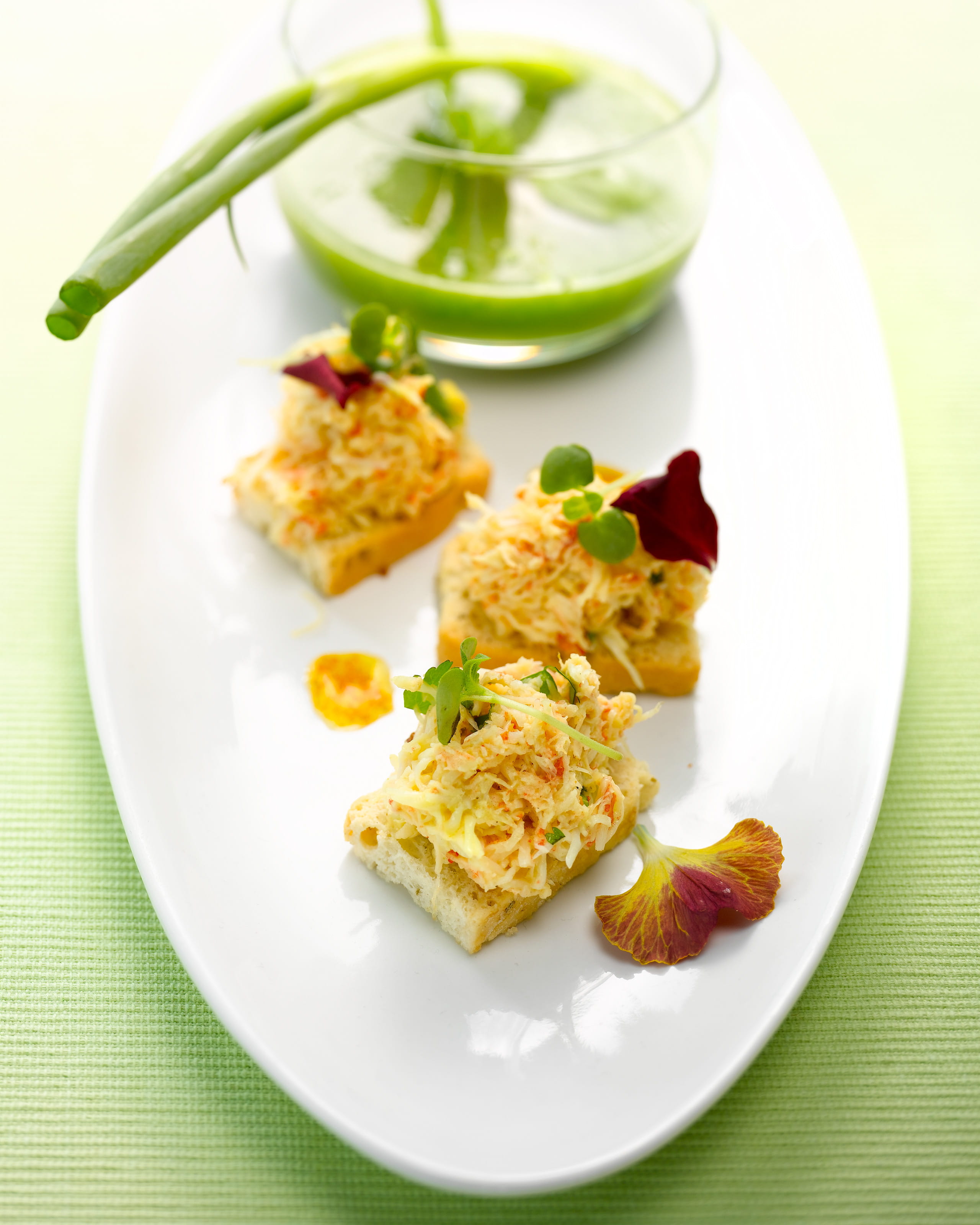 recipe image Gazpacho van komkommer met munt, toastjes met verse krabsla