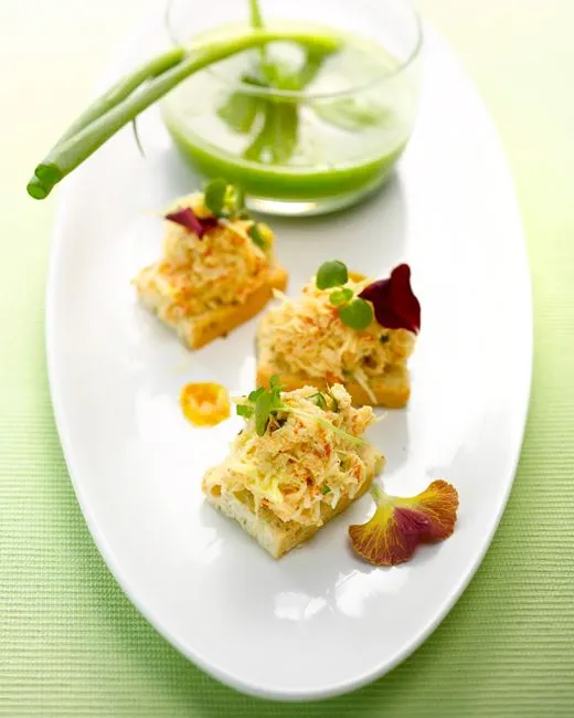 recipe image Gazpacho van komkommer met munt, toastjes met verse krabsla