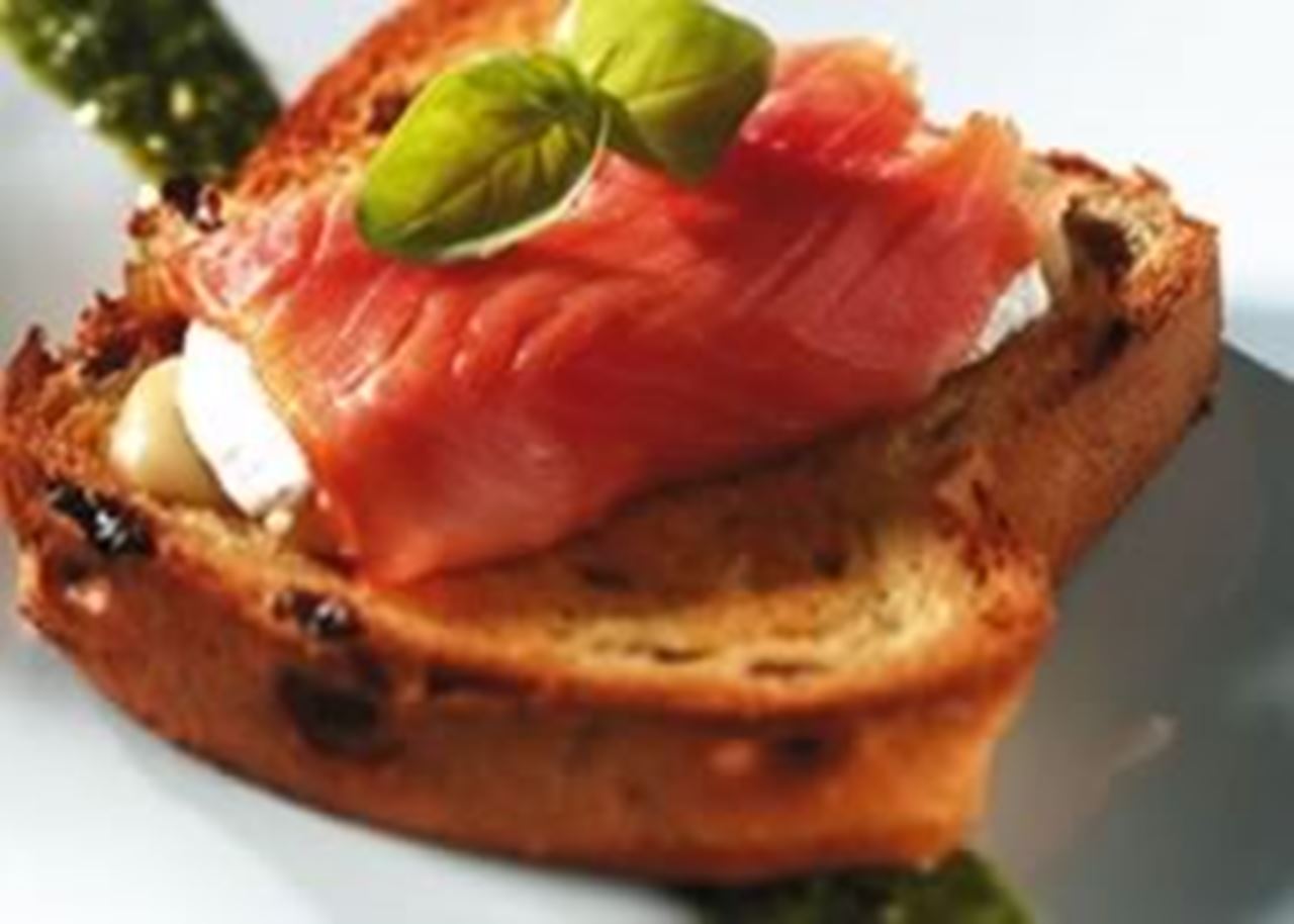 recipe image Lauwwarme zalm gevuld met camembert op krentenbrood met pesto