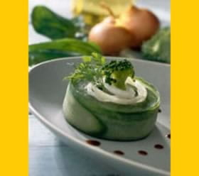 recipe image Taartje van tongscharfilets op spinazie , wortelsaus en pijnboompitten