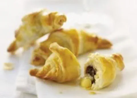 recipe image Hartige kaas- en pruimcroissantjes