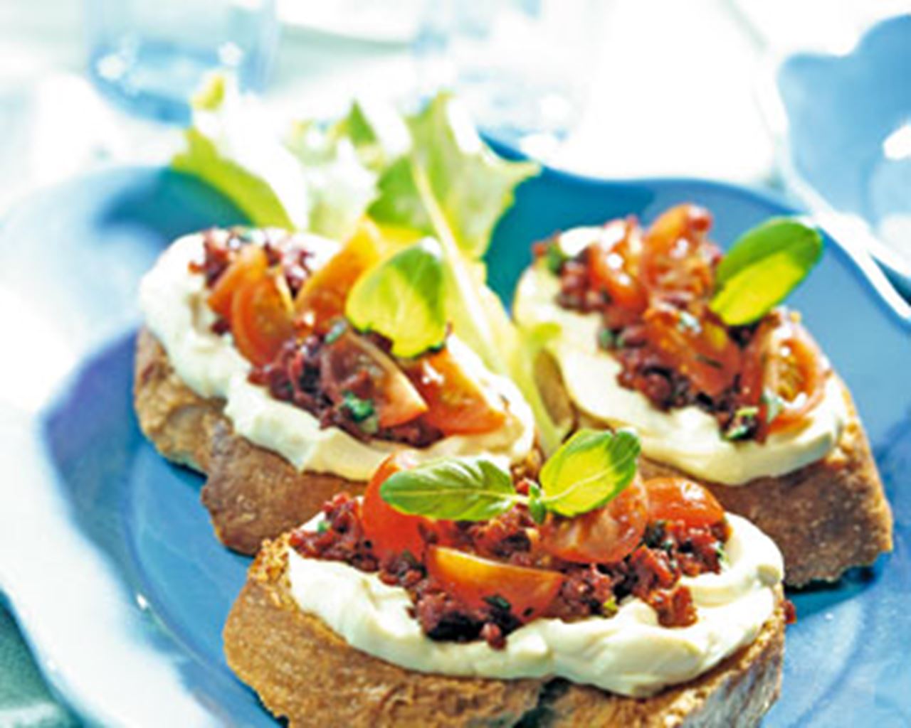 recipe image Bruschetta van Effi Licht en Fris met basilicumtomaatjes