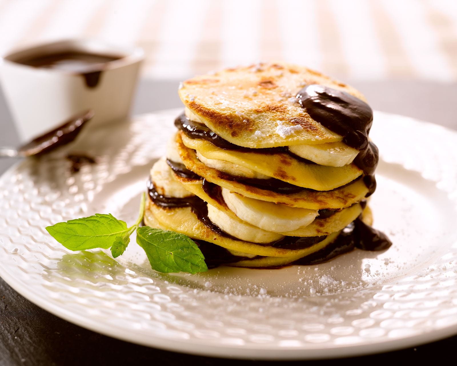 recipe image Kokos-pannenkoekentaart met banaan en chocoladesaus