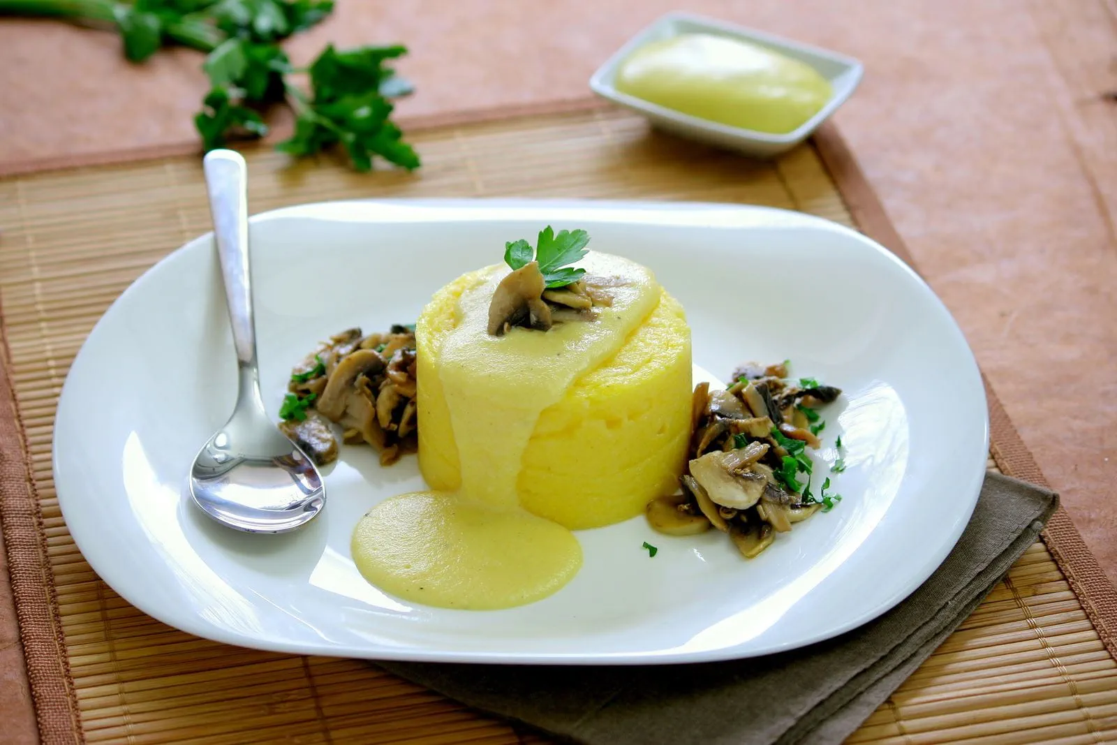 recipe image Polenta met paddenstoelen en mosterdfondue