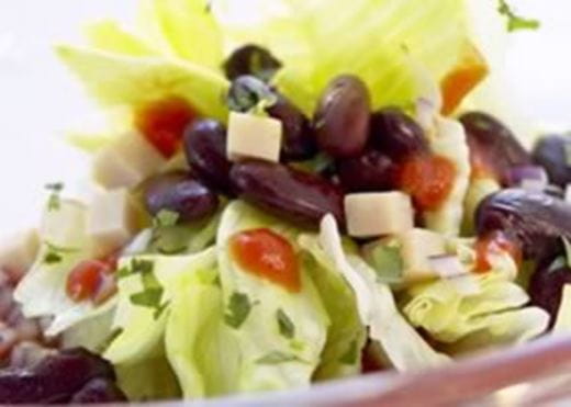 recipe image Kalkoensalade met rode bonen en pikante saus