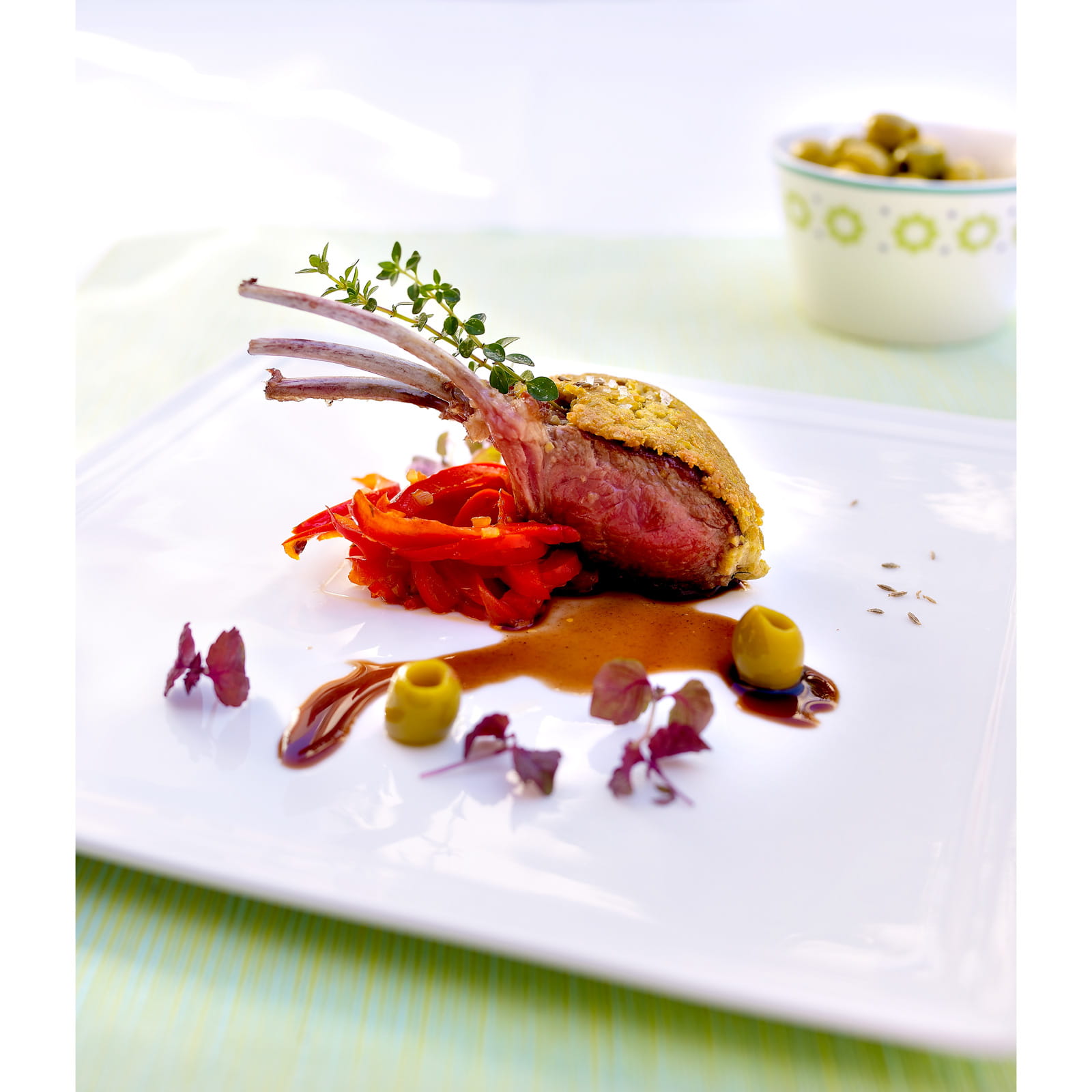 recipe image Lamskoteleten in een korstje van olijven met gekonfijte paprika