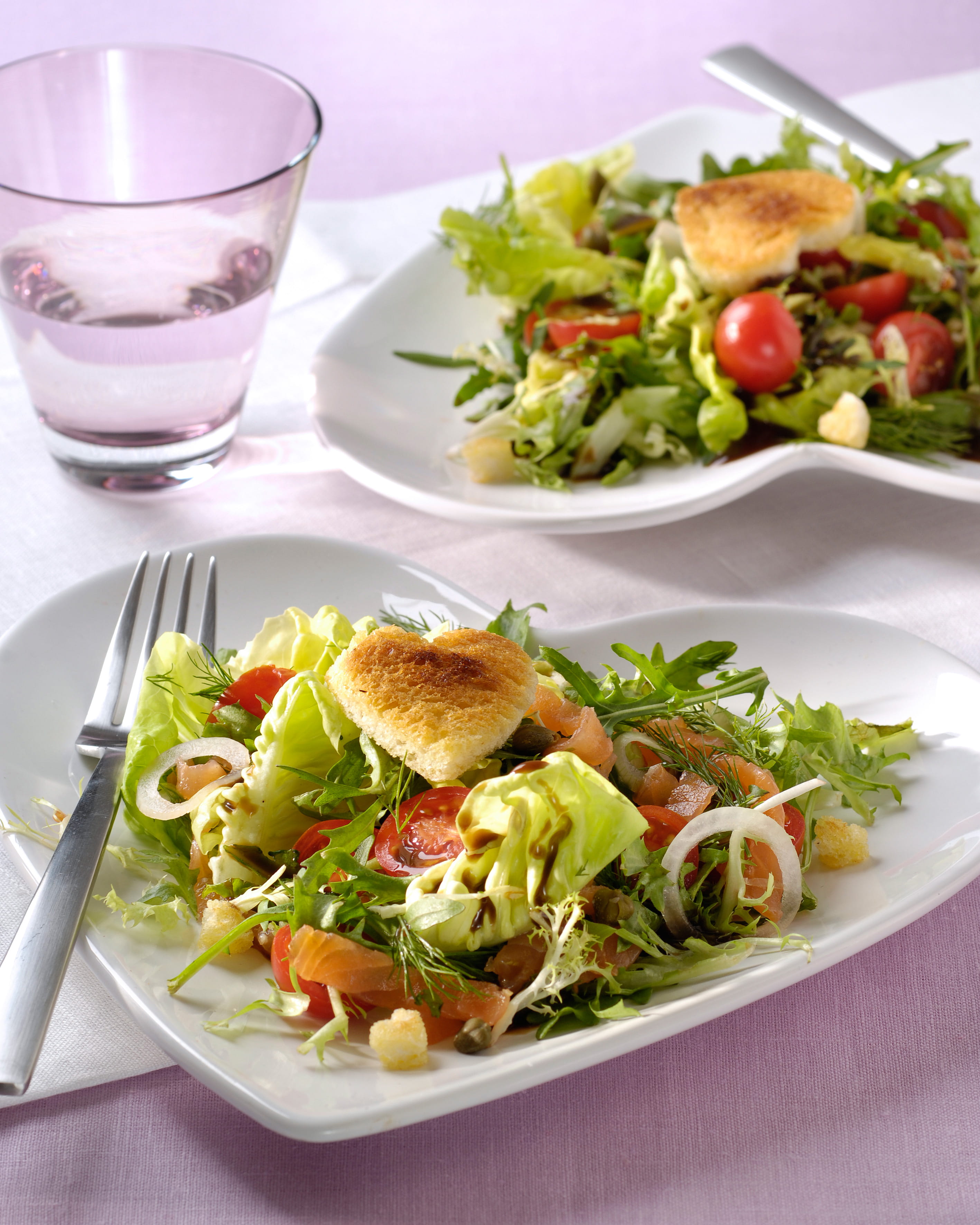 recipe image Valentijnsalade met gerookte zalm en hartjes croutons