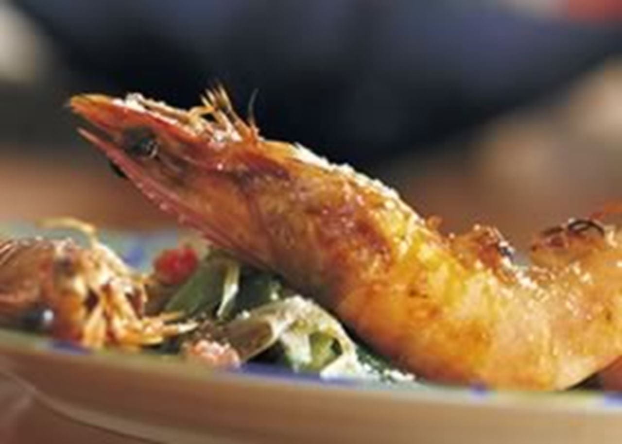 recipe image Gegrilde gamba's met lente-ui, tomaat en amandelpoeder