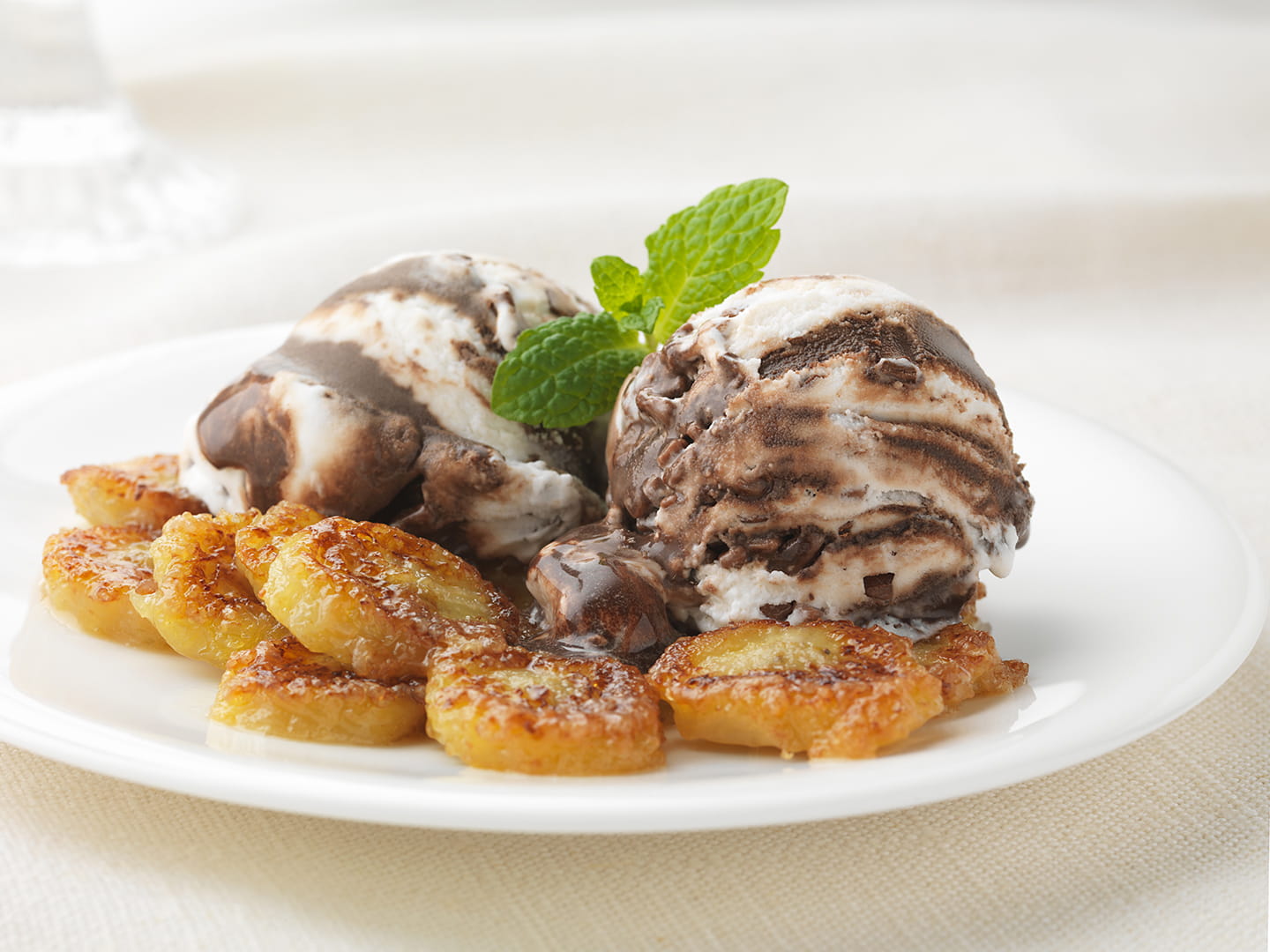 recipe image Gesauteerde bananen met stracciatella