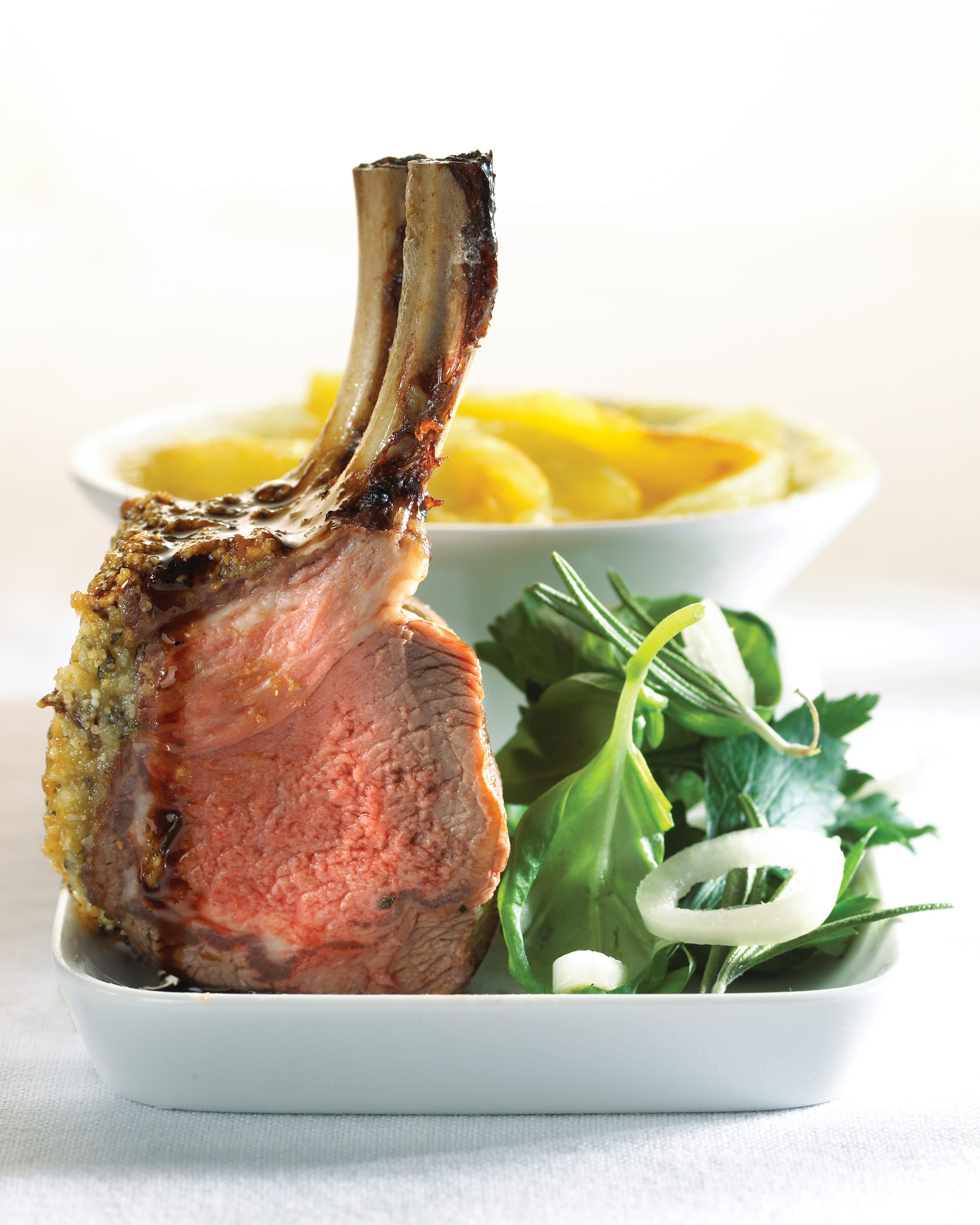 recipe image Lam in kruidenkorst met aardappelgratin en rozemarijn