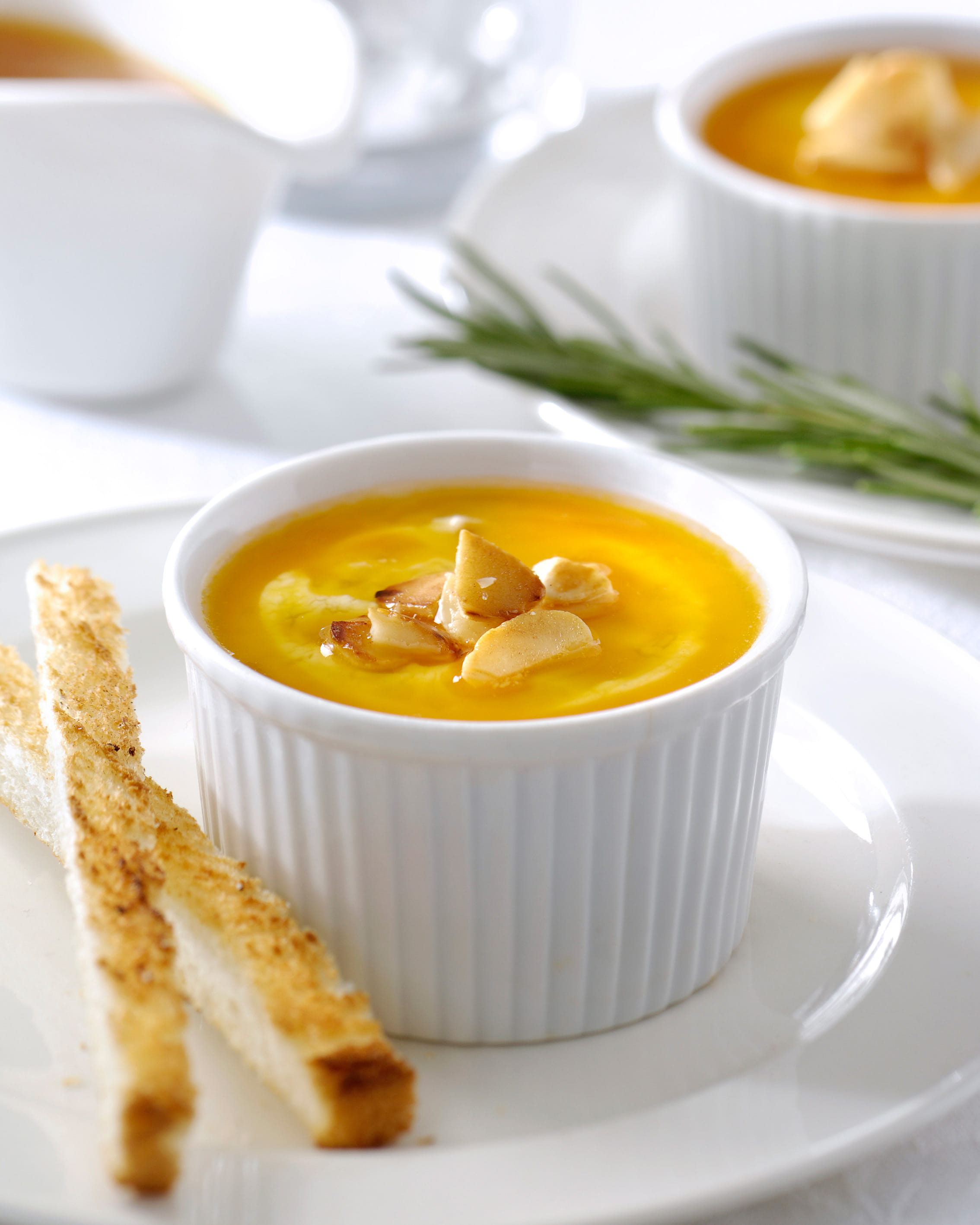 recipe image Warme geitenkaas- en amandelcocottes met honing-rozemarijnsaus