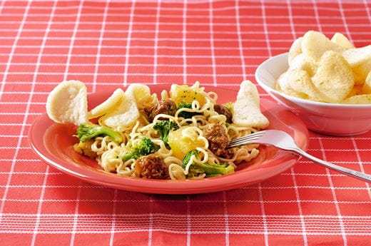 recipe image Woknoedels met runderworstjes en broccoli