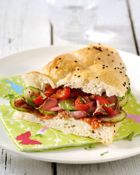 recipe image Turks broodje met knoflook-tomatenspread en komkommer