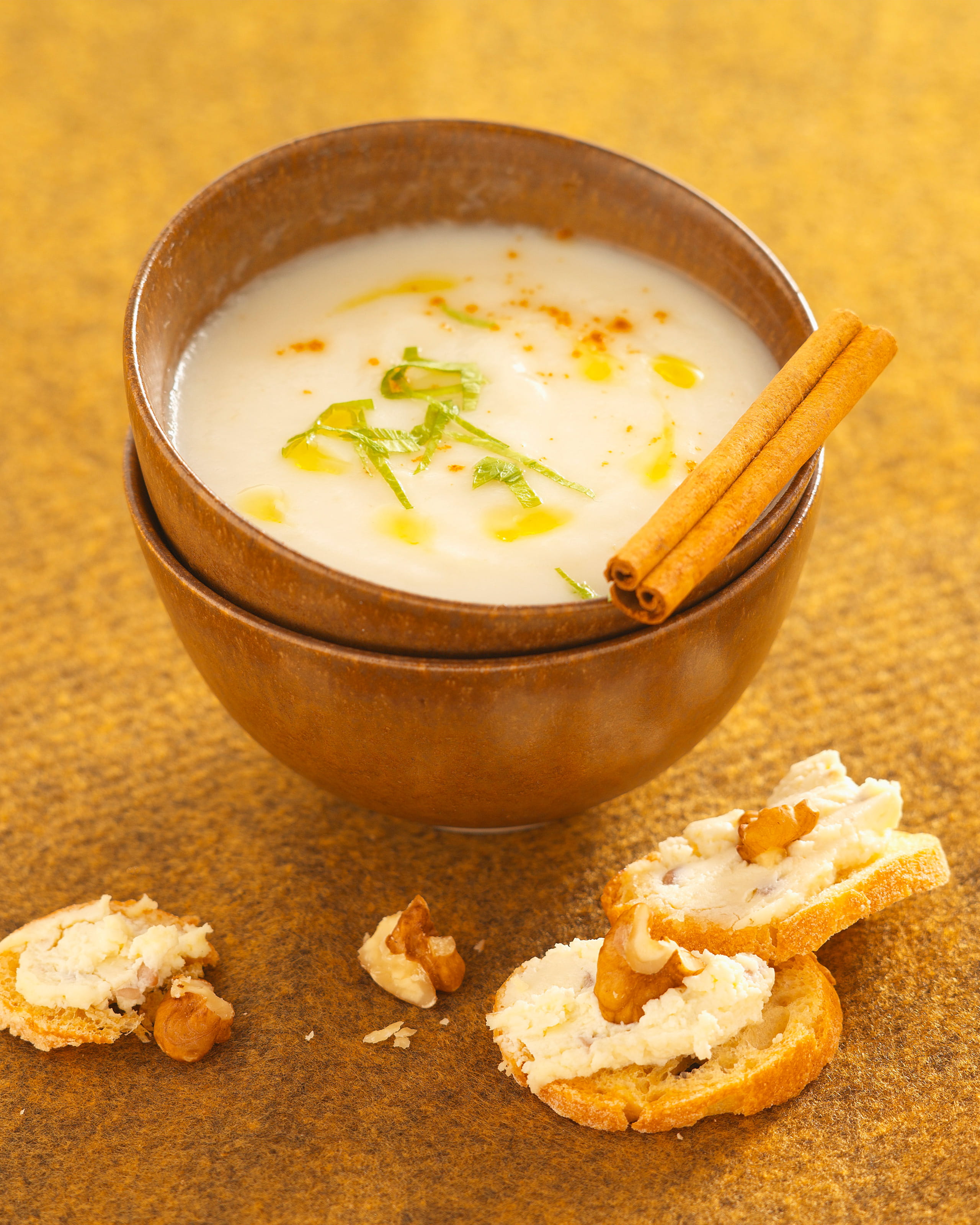 recipe image Selderroomsoep met kaaskorstjes en noten