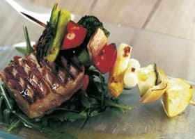 recipe image Gegrilde tonijn met saté van primeurgroentjes en roquette