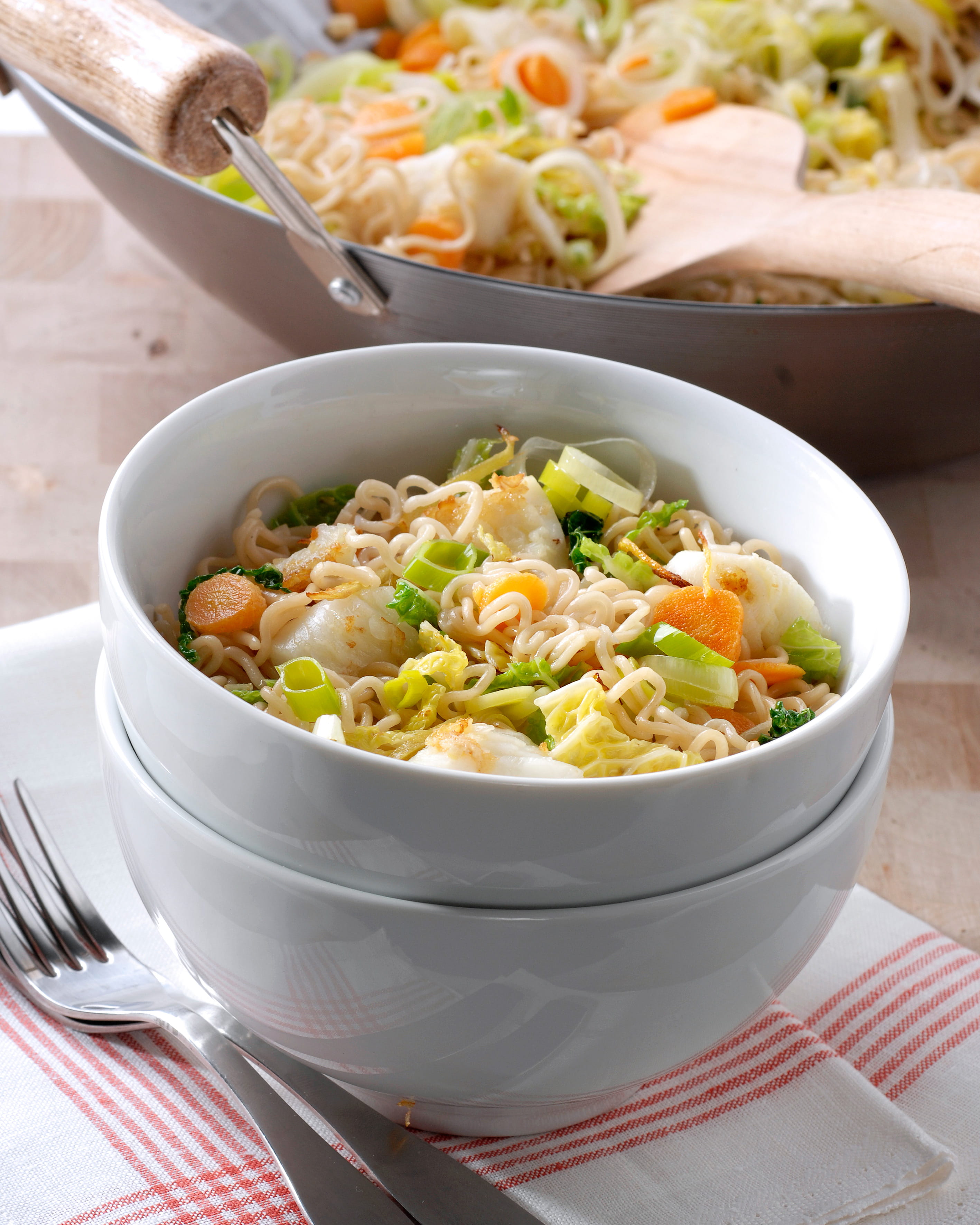 recipe image Geroerbakte noedels met vis, gember en gemengde groente