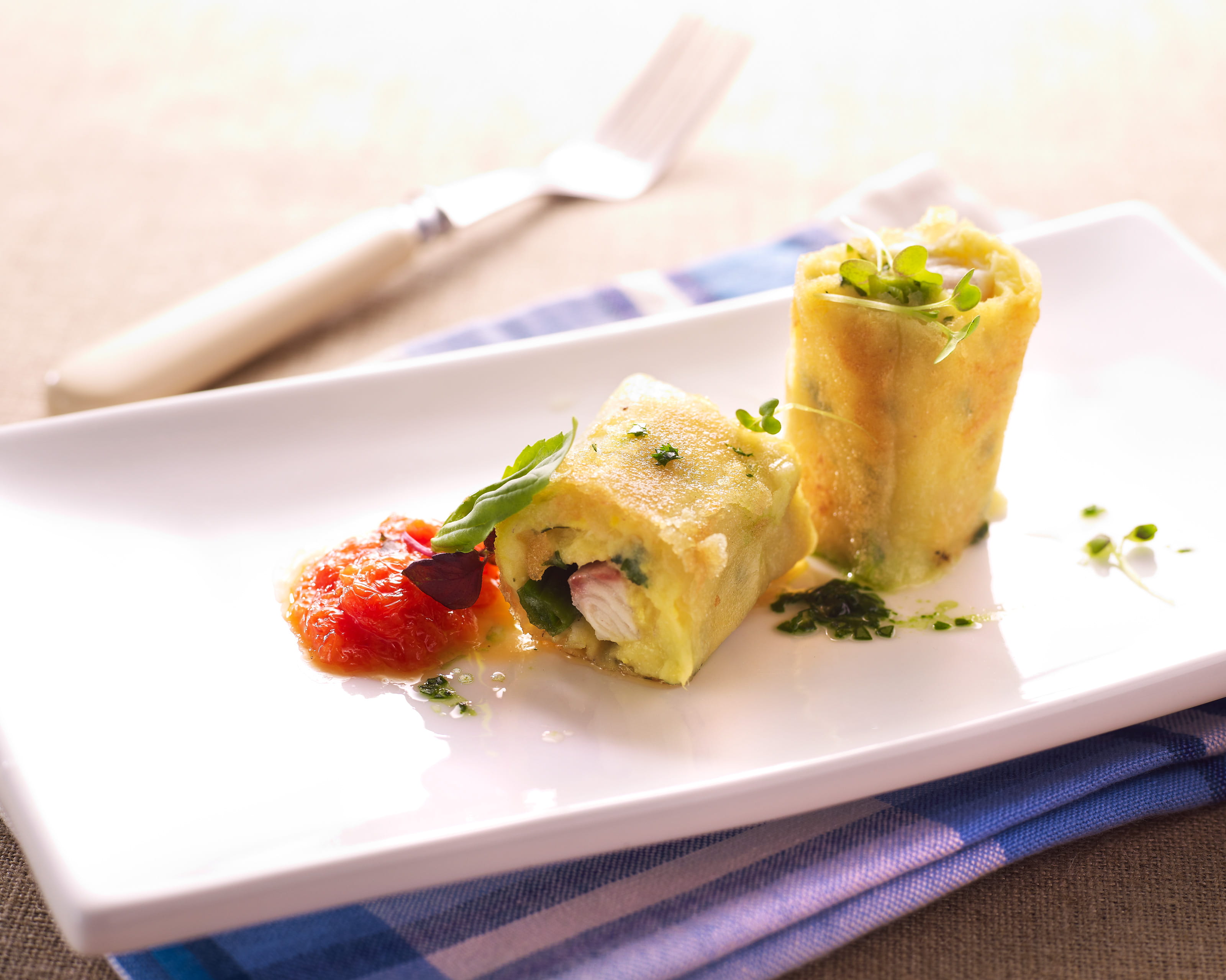 recipe image Rollade van krokante kabeljauw, chutney van pompelmoes & basilicumolie