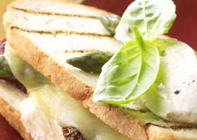 recipe image Croque-monsieur met Comté, kippenwit, gekonfijte tomaten en groene asperges