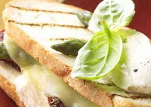 recipe image Croque-monsieur met Comté, kippenwit, gekonfijte tomaten en groene asperges