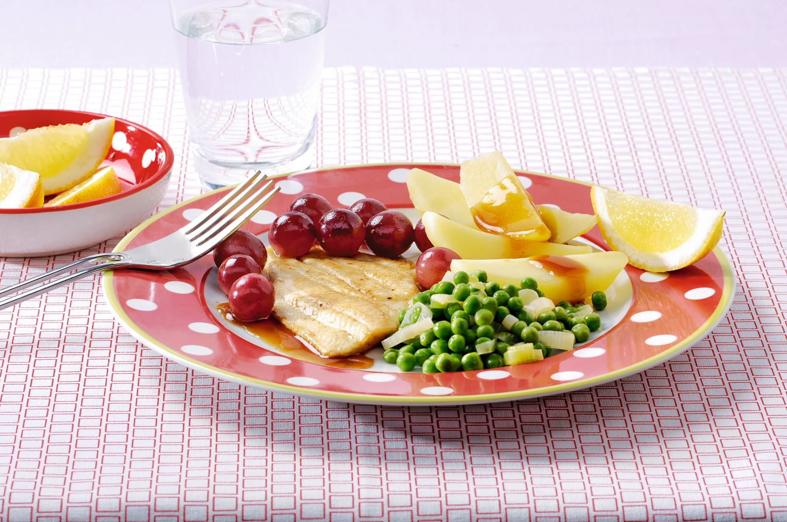 recipe image Gebakken scholletjes met druiven en gekookte aardappels