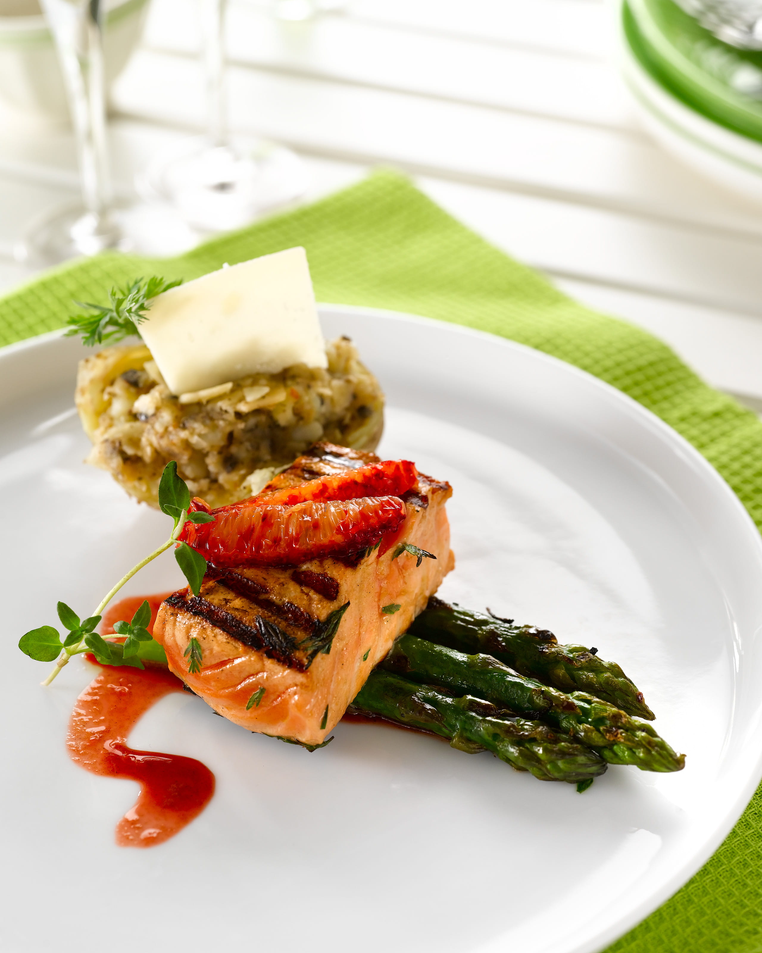 recipe image Zalm in citrusmarinade, gegrilde asperges en bintjes met olijven en Parmezaan