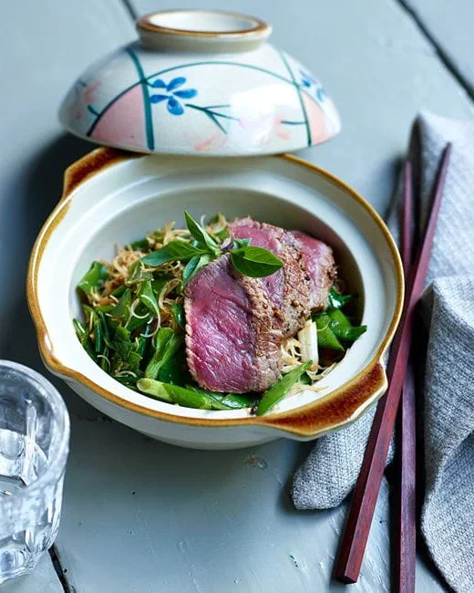 recipe image Gewokte noedels met rundsvlees en sluimererwten